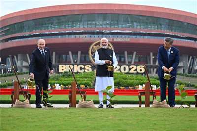 印度總理莫迪(Narendra Modi)(中)以及中國國家主席習近平(右)、俄羅斯總統普丁(Vladimir Putin)(左)，12日共同出席新德里出席金磚國家(BRICS)峰會，但傳出習近平出席期間因身體不適而提前返國。資料照片(X平台/@narendramodi)