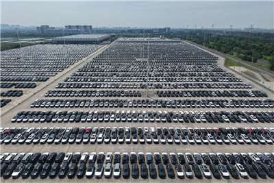 中國8月廣義乘用車國內零售量年減23.7%、出口量年增77.5%。圖為浙江的長安福特杭州生產基地大批新車。(AFP)