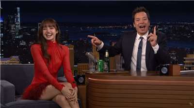 南韓女團Blackpink成員Lisa登上美國知名深夜脫口秀《吉米今夜秀》(The Tonight Show)，介紹泰國飲食與日常用語。(翻攝《The Tonight Show》YouTube頻道)