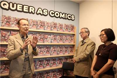 昆丁‧布雷克插畫中心的策展人、同時也是2027年首屆台灣國際漫畫節國際策展人保羅・葛拉菲特（Paul Gravett）(左)，趁著文化部長李遠(右二)來訪，初步說明策展想法。(江昭倫 攝)