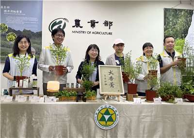 林試所在雙連埤發現「犬香薷」中的成分，是國際市場高階香水和芳療的重要原料，透過雙連埤永續發展協會總幹事柯信淳(右三)推動，意外實現當地友善耕作。(陳林幸虹攝)