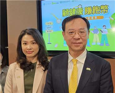 衛福部長石崇良(右)表示，未來健康幣將擴及18歲以下民眾。(劉品希 攝)