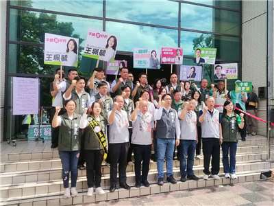 民進黨桃園市長參選人黃世杰2日在團隊成員及市議員參選人陪同下，前往桃園市選委會完成參選登記 (央廣記者王照坤 攝)