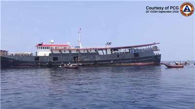 菲律賓海岸防衛隊28日在菲律賓西部南鑰島海域，驅離了一艘從事非法捕魚活動的中國「海上民兵船」以及這艘船所部署的24艘舢舨。(翻攝X@jaytaryela)