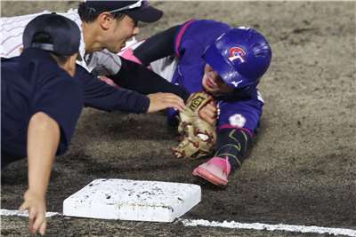 名古屋亞運棒球超級循環賽台灣代表隊26日晚間迎戰地主日本，終場以3比7落敗，確定無緣爭金。(中華奧會提供)