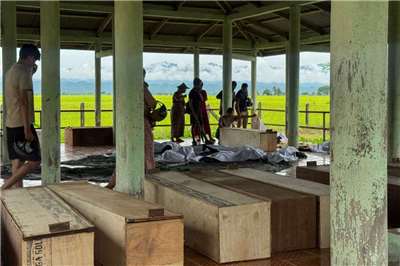 與孟加拉接壤的緬甸若開邦(Rakhine State)地區28日遭到軍方空襲，死亡人數升至50人。圖為死者親屬們聚集在一起辨認遇難者的遺體。(AFP)