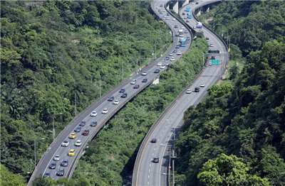 中秋暨教師節連假最後一天，預估北上車流量將增加。圖為國道5號北上車流量增加情況。資料照片。