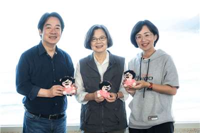 蘇巧慧特別準備她長期經營的podcast頻道「水獺媽媽巧巧話」推出的實體小玩偶「水獺玩偶」送給賴清德總統、前總統蔡英文。(蘇巧慧競辦提供)