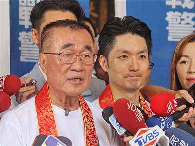 國民黨新北市長參選人李四川(左)5日由台北市長蔣萬安(右)陪同在板橋掃街拜票，李四川表示若當選市長，一定會與蔣萬安一起讓雙北共榮共好 (央廣記者王照坤 攝)