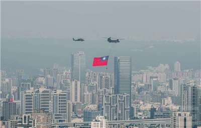國旗機隊展現訓練成效。（軍聞社）