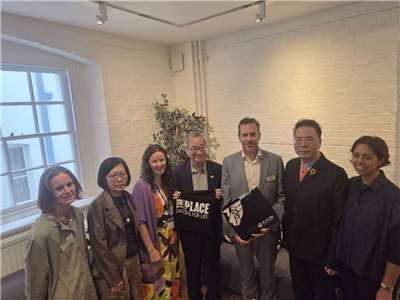 文化部長李遠(左四)拜訪英國當代重要舞蹈機構The Place，與藝術總監艾迪・尼克森（Eddie Nixon）(右三)交流，盼深化台英舞蹈合作。(江昭倫 攝)