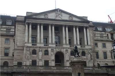 英國央行英格蘭銀行(Bank of England, BOE)決定維持基準利率不變，但示警中東戰事推升油價，未來可能升息。 (pixabay圖庫)
