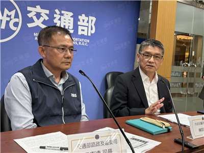 交通部路政及道安司長吳東凌(左)29日攜手警政署交通組科長陳其鋒(右)，公布今年前7月的最新道安數據，同時說明警政署自7月起，將毒駕肇事納入第二當事人。(吳琍君 攝)