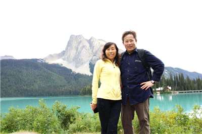 一名出生於中國的美籍地震學家陳友林(Youlin Chen，右)已被中國拘留近兩年，面臨間諜罪指控。左為陳友林的妻子榮玉芳(Yufang Rong)。資料照。
