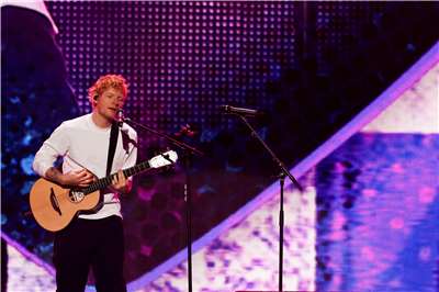 流行巨星「紅髮艾德」(Ed Sheeran)在演唱會上談到了暖場嘉賓為了支持饒舌歌手麥可莫(Macklemore)而退出巡演的爭議。資料照。