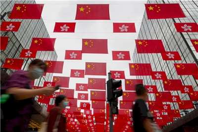 作者認為，當「兩制臺灣方案」開始大量借用香港治理的制度語彙，臺灣社會不可能只把它理解成一份單純的自治設計。(美聯社/達志影像)
