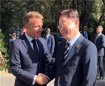 韓國總統李在明(右)7日與法國總統馬克宏(左)共同宣布，將為電影、影像產業各投資5億歐元(約新台幣184億元)。(圖翻攝FB@Emmanuel Macron)
