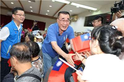 新北市長參選人李四川2日與新北市議員黃心華於新店區舉辦市政說明會，會前受訪時談及有民調顯示他贏過對手蘇巧慧，李四川表示，所有民調都只會當作參考，現階段仍會持續傾聽400多萬市民需求。（圖：李四川競辦提供）