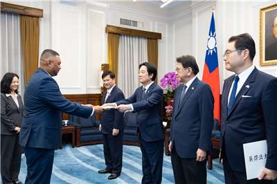 帛琉共和國新任駐台特命全權大使吳傑法向賴清德總統呈遞到任國書。。(圖：總統府)
