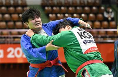 名古屋亞運克拉術好手施劉俐伶(左)在女子87公斤以上量級金牌戰，與韓國選手金敏英交鋒，不幸敗北，屈居銀牌。(中華代表團提供)
