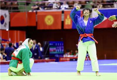 名古屋亞運克拉術27日進行女子57公斤級賽事，王品淳(藍衣)以5比0擊敗伊朗的阿札珮凡德(Tahereh Azarpeivand)。(中華奧會提供)