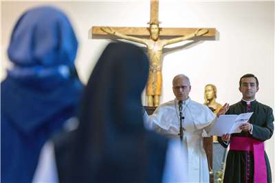 教宗良十四世(Pope Leo XIV)訪問法國，並前往法國盧爾德卡梅爾修道院與宗教沉思者會面。(AFP)