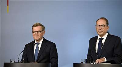 德國內政部長多布林特（Alexander Dobrindt）(右)與外交部長瓦德福（Johann Wadephul）1日共同召開記者會，公布萊比錫－哈雷機場（Leipzig-Halle Airport）混合攻擊的調查結果。