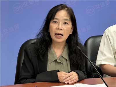 交通部公共運輸及監理司長胡廸琦22日說明中秋及教師節連假的海陸空疏運。(吳琍君 攝)