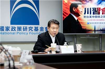 國民黨智庫15日發布最新民調，顯示台灣主流民意傾向與美中保持「等距關係」，不願意押寶一方或選邊站。智庫執行長張顯耀呼籲，執政當局應改變一味「抗中保台」僵化戰略。(楊仁翔 攝)