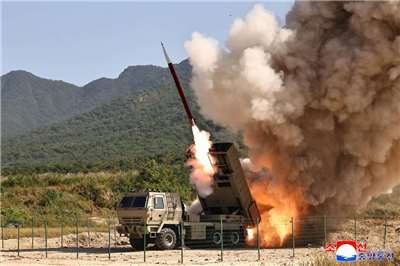 北韓中央通信社(KCNA)24日報導，北韓本週進行「改良型240毫米口徑制導多管火箭」試射。 (圖:KCNA)