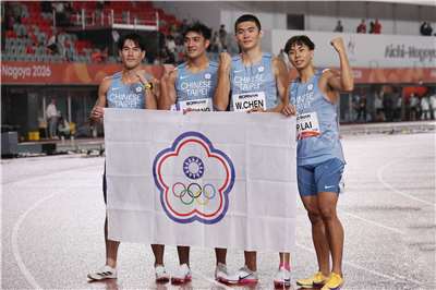 名古屋亞運田徑項目28日進行男子4x100公尺接力決賽，台灣好手楊俊瀚(左1)、黃左軍(左2)、陳玟溥(右2)、賴柏翔(右1)合力飆出38秒32，收下銀牌。