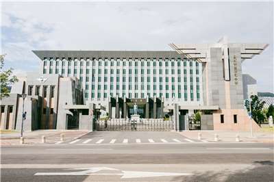空軍司令部8日表示，空軍清泉崗基地昨晚7時37分於機場周邊發現無人機活動、影響飛航安全，立即通報航警局及飛管單位應處並暫停飛機起降。(圖：維基)