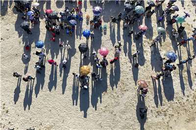 瓜地馬拉帕倫西亞人們，2026年8月30日正在參加彌撒祈雨，以緩解持續乾旱。(AFP)