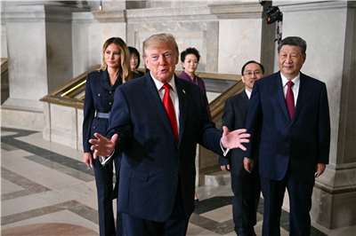美國總統川普25日陪同中國國家立席習近平，參觀華盛頓的國家檔案局(National Archives)。