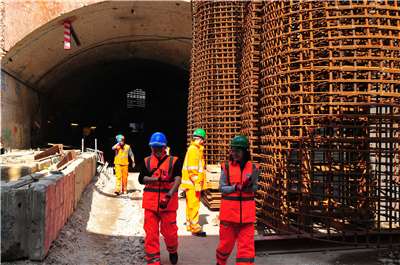 羅明軒建築師( 左邊藍帽在London Bridge Station工作的照片)