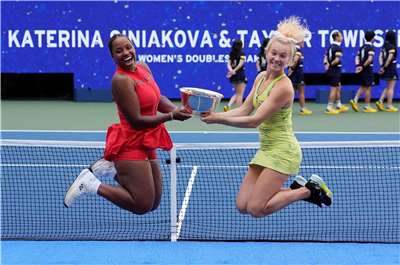 捷克選手斯尼科娃(Katerina Siniakova)(右)與美國搭檔湯生(Taylor Townsend)(左)奪下美網女雙冠軍。圖為贏得比賽舉起獎杯慶祝。