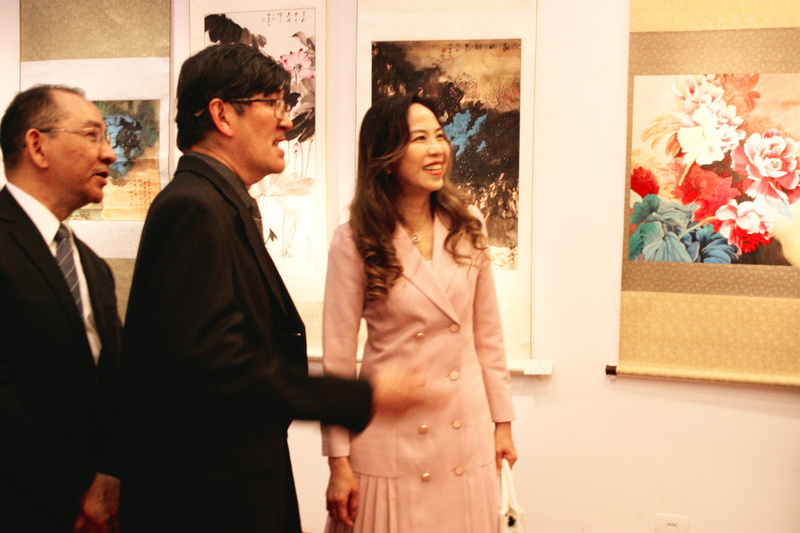 巴西華人美術協會書畫聯展4日開幕，駐聖保羅辦事處處長朱怡靜（右）、協會會長卞啟祥（中）、僑教中心主任尤正才（左）駐足交流，展現對藝術的高度關注與支持。