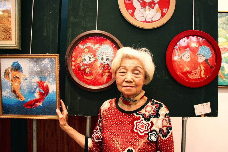 巴西華人美術協會書畫聯展4日舉行開幕式，85歲「巴西僑界之寶」林呂千惠老師展示鑽石畫作品，細膩工藝令人讚嘆。