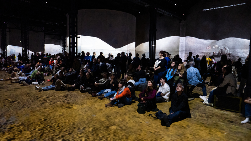 法國新聞台評論湯姆漢克斯製作「登陸月球」的目的，是為喚起新世代對太空的熱情與志向。圖為沉浸式360度紀錄片「登陸月球」於巴黎光之博物館放映現場。
