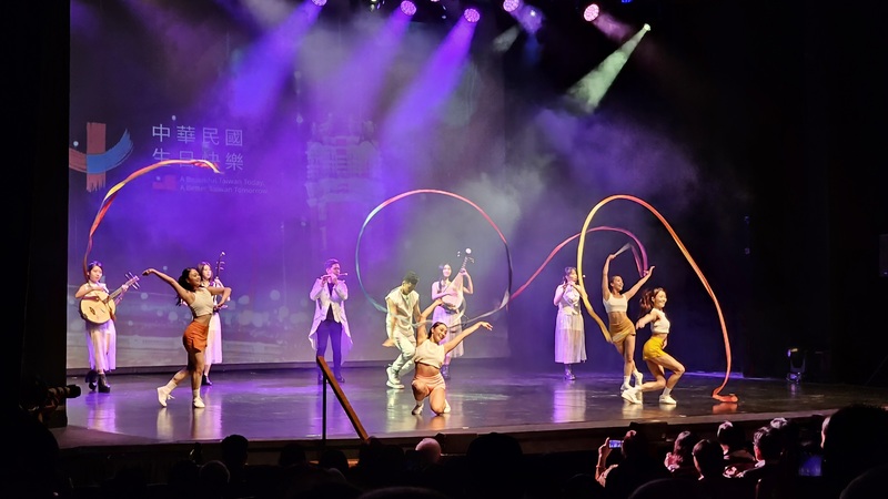 僑務委員會國慶文化訪問團「當代樂坊」5日於阿根廷演出跨界國樂，舞台結合科技燈光、現代舞與體操，將傳統國樂轉化為宛如演唱會般的視覺與聽覺盛宴，與觀眾共同為台灣送上雙十快樂祝福。
