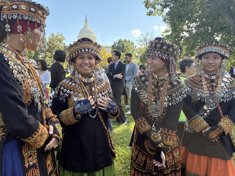 來義高中來自台灣最南端的屏東縣，學生多為排灣族。經近10個月的籌備，12人的訪團4日赴美交流，身穿族服毫不馬虎。