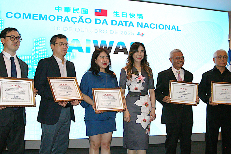 駐聖保羅經濟文化辦事處6日舉行慶祝中華民國114年雙十國慶，朱怡靜（右3）頒發感謝狀予威剛科技（ADATA）、亞旭電腦（Askey）與華碩（ASUS），感謝其參與雙十國慶商品展列會，同時表揚巴西僑界
知名藝術家廖世秉與林國耕協助推廣台灣文化。