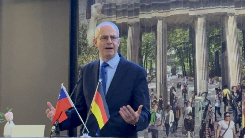 德國聯邦教育部政務次長布蘭德參加駐德代表處舉辦的國慶酒會。他致詞時表示，台灣證明，在華人文化圈中，民主同樣能被捍衛與珍視。
