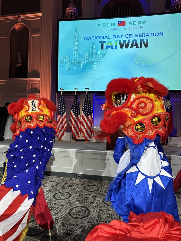 紐約各界慶賀中華民國114年國慶，由中華公所醒獅團熱鬧開場。