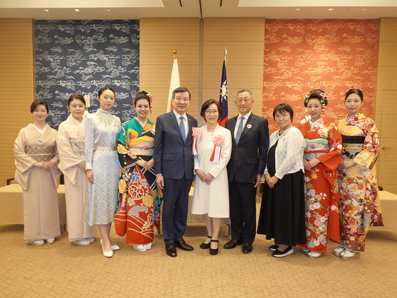 駐日代表處8日在東京舉辦國慶酒會，駐日代表李逸洋夫婦（中）與身穿和服出席的賓客合影。
