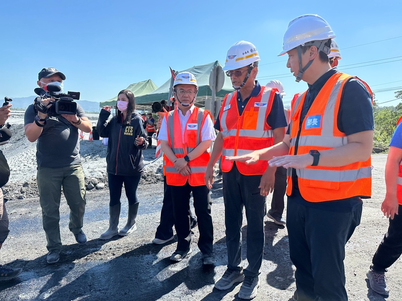 花蓮馬太鞍溪堰塞湖潰流沖斷馬太鞍溪橋，交通部長陳世凱（右）9日至現場視察表示，涵管便道施工進
度超前，10日下午3時就能完工通車。
