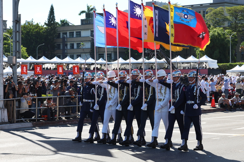 PD
國防部聯合樂隊暨三軍儀隊演出（1）
114年國慶大會10日上午在總統府前舉行，國防部聯
合樂隊暨三軍儀隊暖場演出，步伐整齊劃一。
中央社記者張新偉攝　114年10月10日
