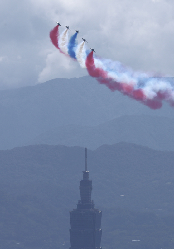 PD
雙十國慶大會  勇鷹機隊施放彩煙（1）
雙十國慶大會10日盛大舉行，勇鷹高教機5機編隊施
放彩煙飛過台北101大樓上空，為國慶大會劃下完美
句點。
中央社記者趙世勳攝　114年10月10日

