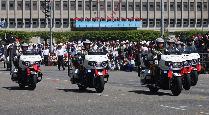 PD
國慶大會　主題表演登場（1）
114年國慶大會活動10日上午在總統府前盛大登場，
主題表演部分，首先由憲兵指揮部快速反應連車隊
（圖）為前導揭開序幕。
中央社記者張新偉攝　114年10月10日
