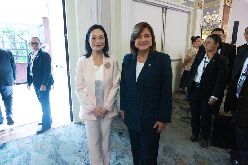 駐瓜地馬拉大使館8日舉辦國慶酒會，駐瓜國大使張俊菲（左）迎接瓜國暫代理總統職務之副總統艾蕾拉（右）出席。
（駐瓜地馬拉大使館提供） 